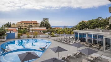 Piscine extérieure, parasols de plage, chaises longues