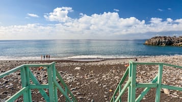Playa privada en los alrededores, camastros y sombrillas