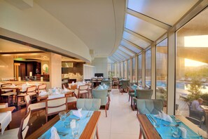 4 restaurants, breakfast served