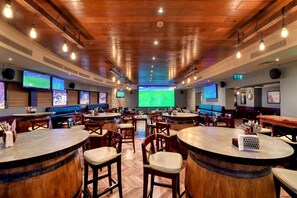 3 bars/lounges, pub - Majestic City Retreat Hotel (Dubai)