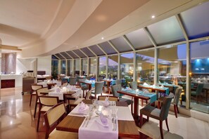 Petit déjeuner buffet (65 AED par personne)