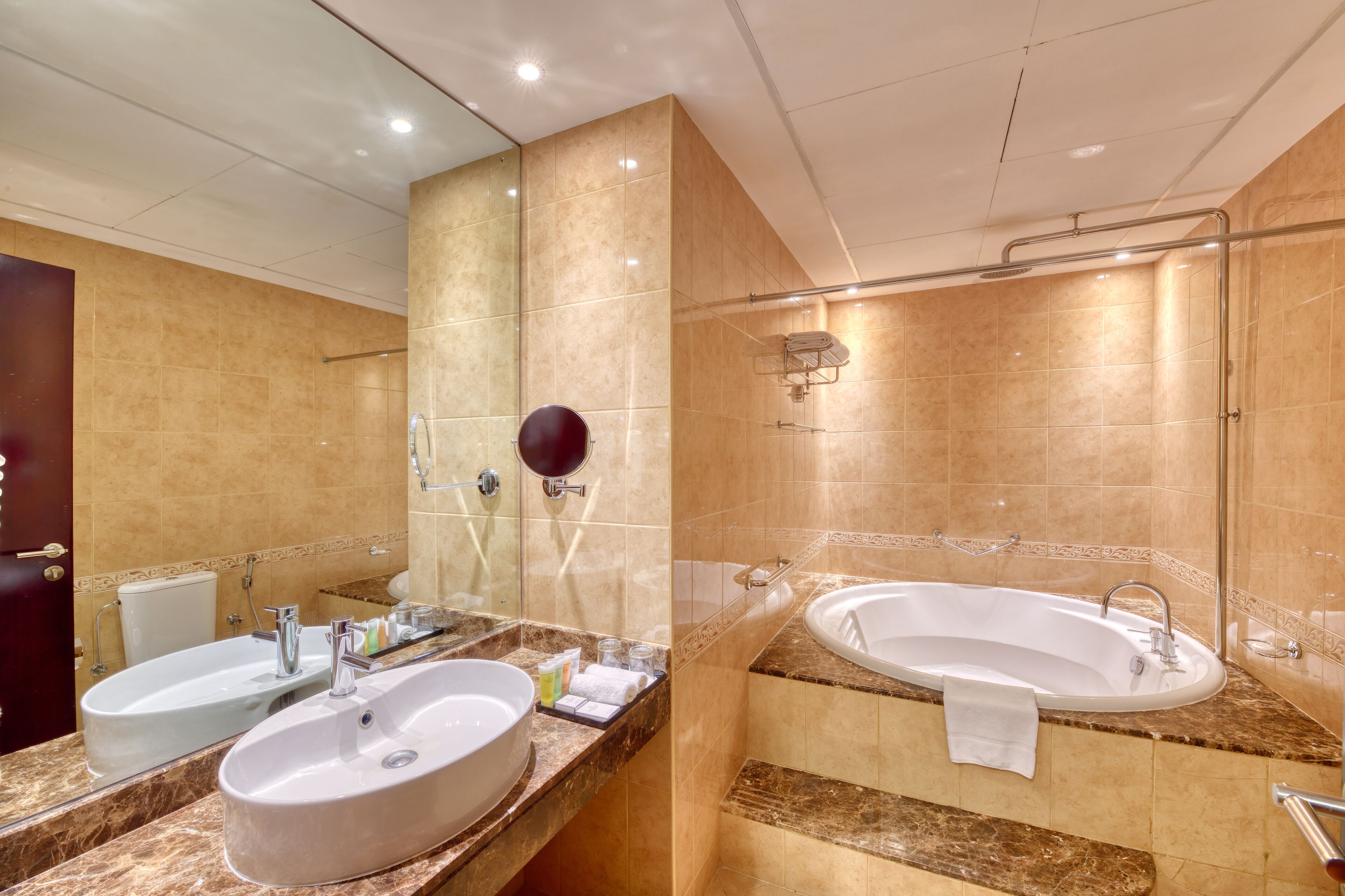 skyline premium room | bathroom | combined shower/bathtub, rainfall showerhead, free toiletries