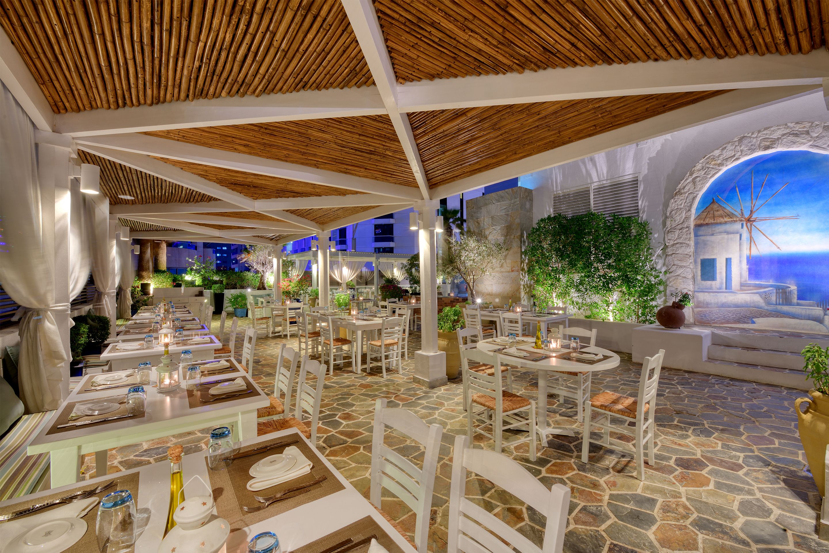 4 restaurants, breakfast served