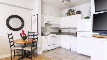Studio (Efficiency) | Dapur pribadi | Lemari es, microwave, oven, dan kompor