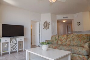 2.5 Bedroom /2 Bath condo | Vardagsrum | Platt-tv