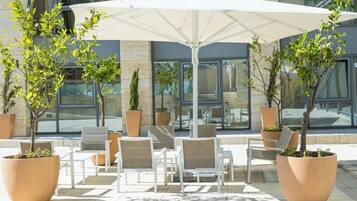 Una piscina al aire libre