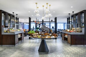 Petit déjeuner, déjeuner et dîner servis sur place, vue sur le jardin