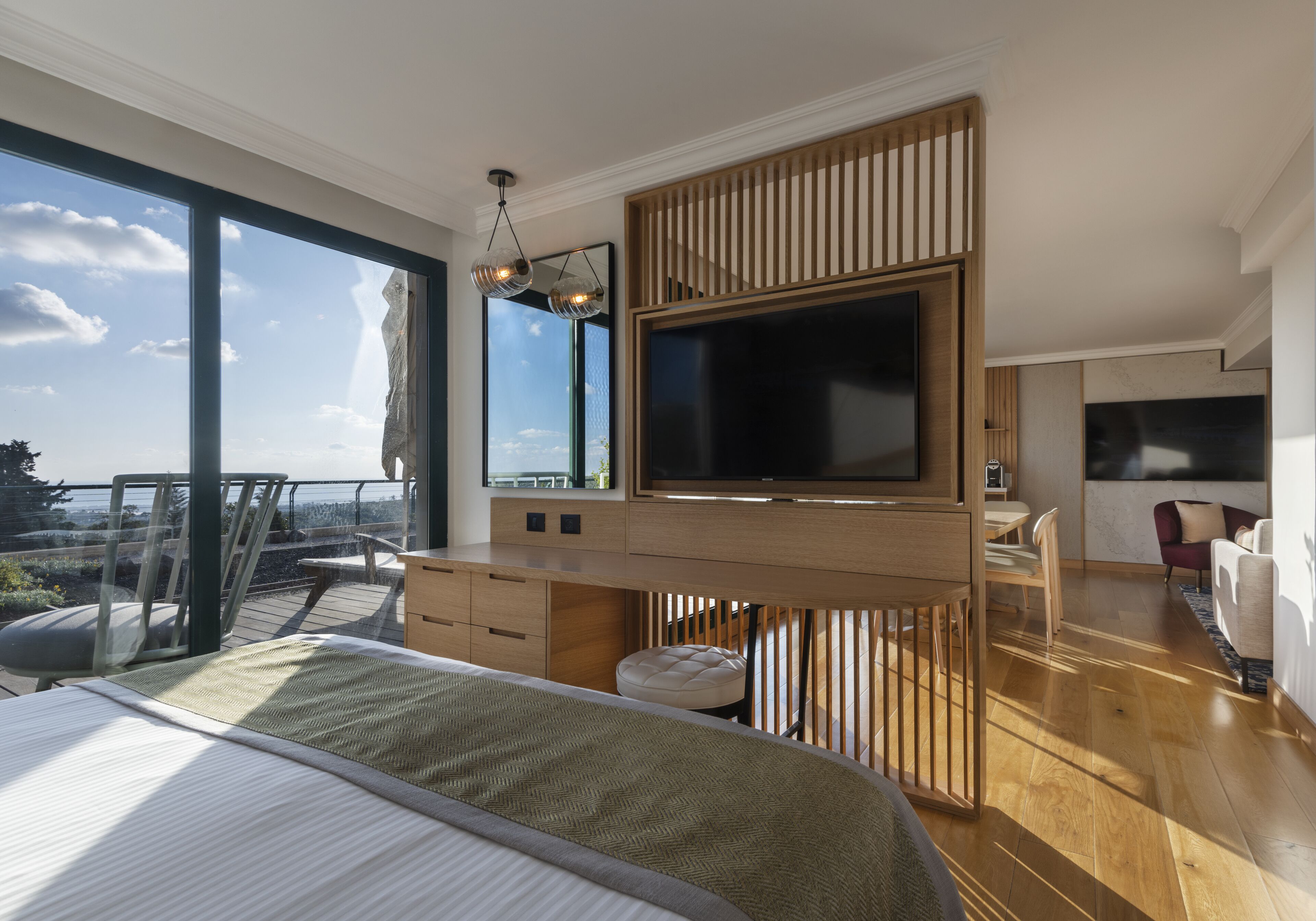 Tzameret Suite | Premium bedding, minibar, in-room safe, desk