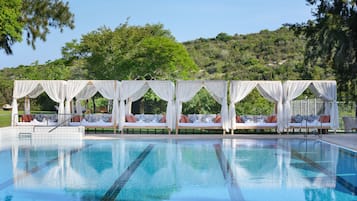 Innenpool, AuĂenpool, Sonnenschirme, LiegestĂŒhle