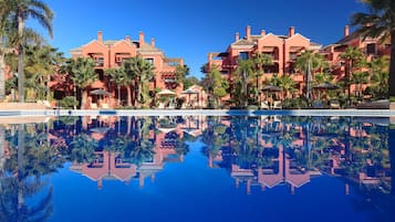 Una piscina al aire libre de temporada