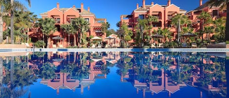 Una piscina al aire libre de temporada