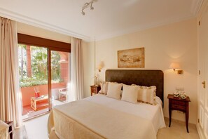 Caja fuerte, escritorio, tabla de planchar con plancha y cunas gratuitas