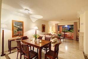 Apartamento estándar, 1 habitación (3 people) | Zona de estar | Una televisión, un reproductor de DVD