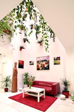 Lobby sitting area - Hotel Un Patio en Santa Cruz (Seville)