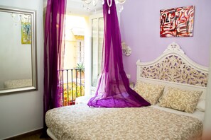 Egyptian cotton sheets, premium bedding, down duvets, memory-foam beds - Hotel Un Patio en Santa Cruz (Seville)
