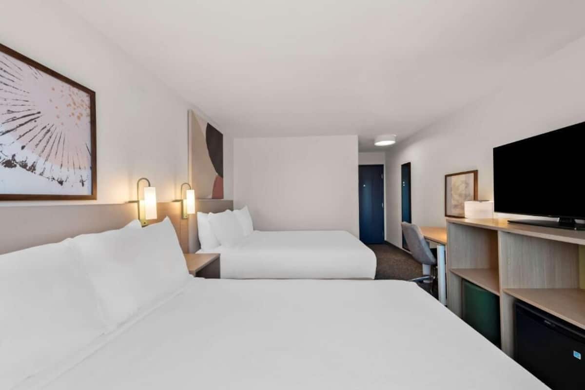 Ropa de cama de alta calidad, camas con pillow-top y escritorio