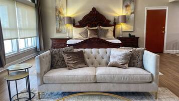 行政開放式套房, 1 張特大雙人床 | 高級寢具、舒適加層、書桌、熨斗/熨衣板