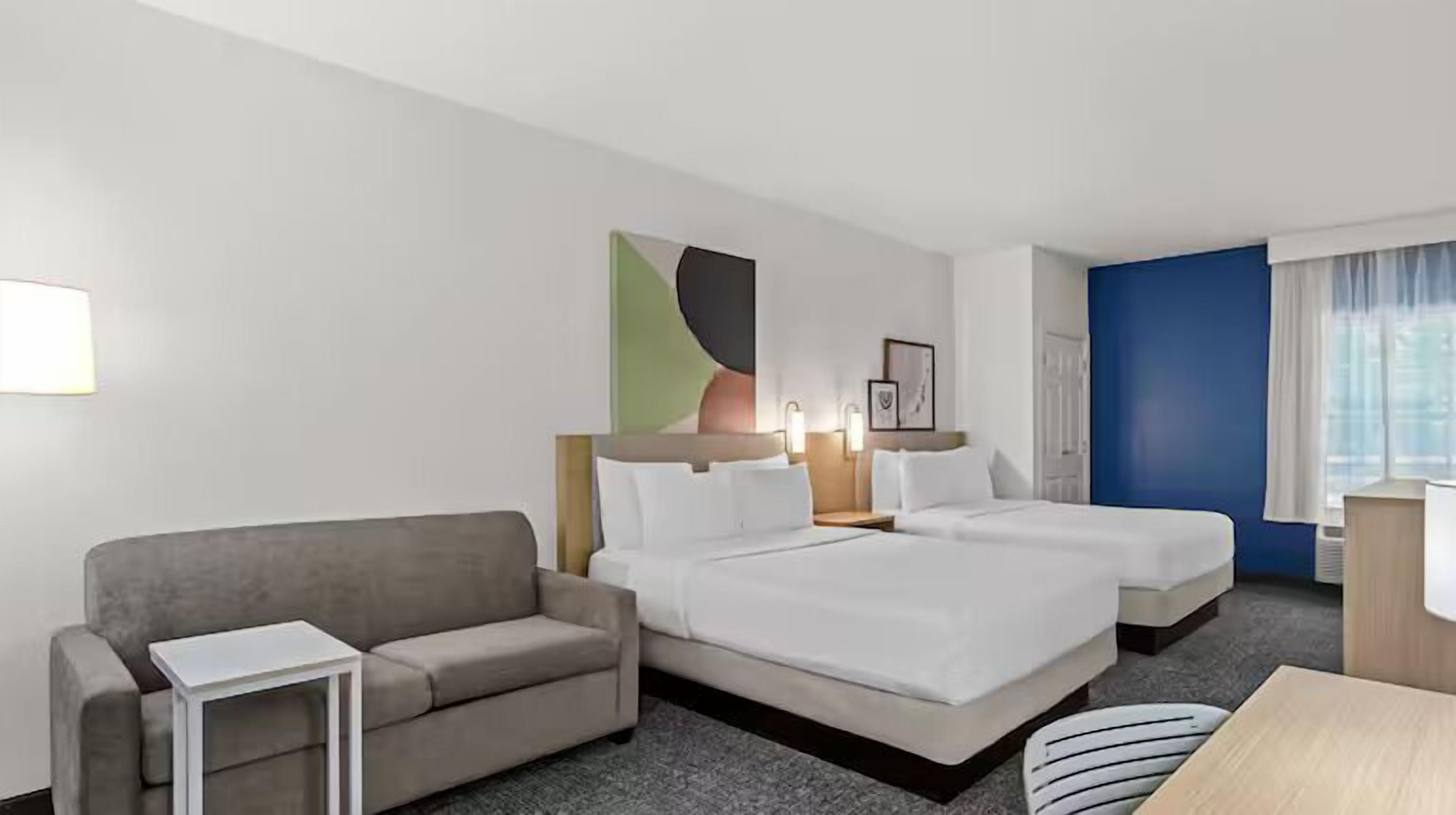 Habitación doble Elite | Ropa de cama de alta calidad, camas con pillow-top y escritorio 