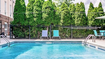 Een seizoensgebonden buitenzwembad