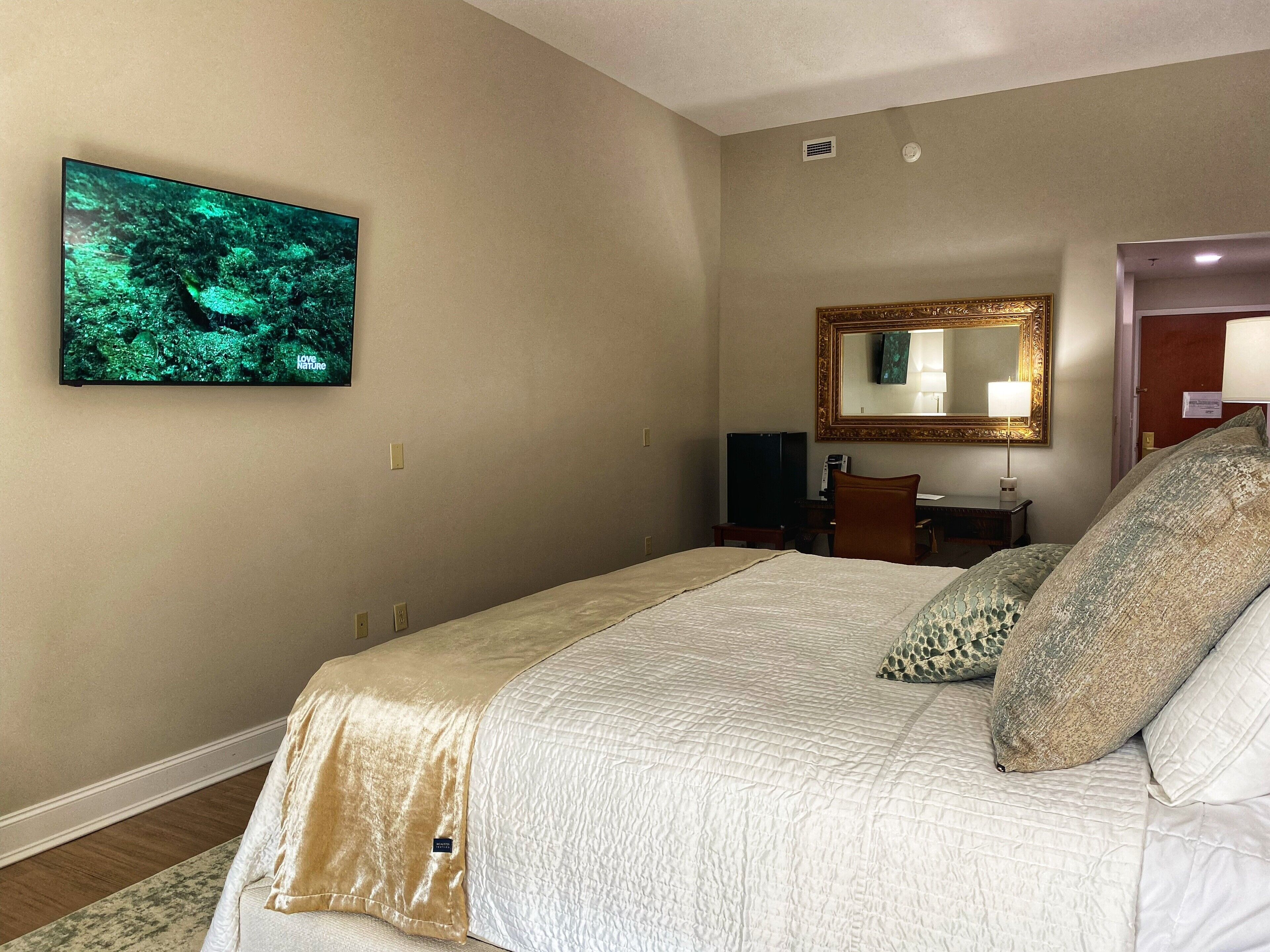 elite studio suite, 1 king bed | premium bedding, pillow-top beds, desk, iron/ironing board