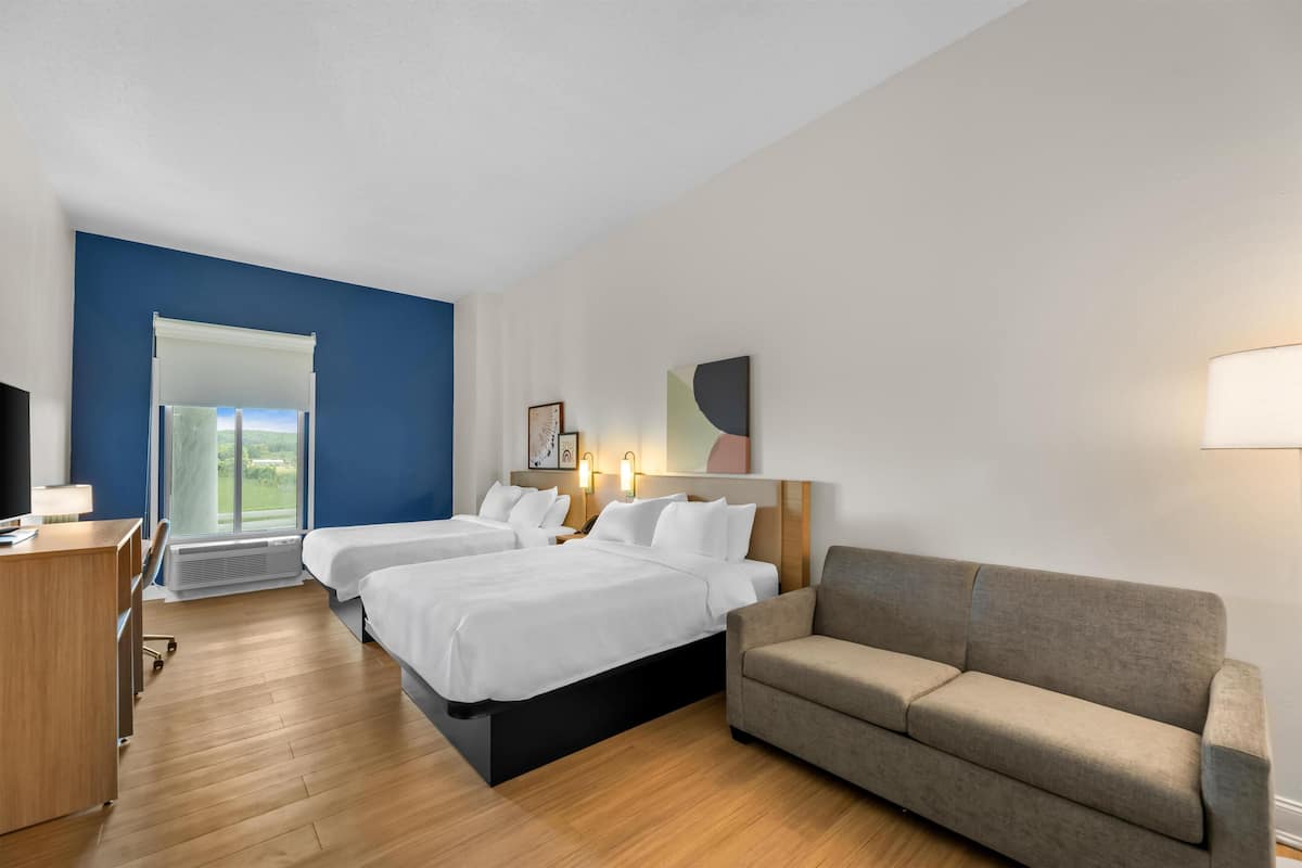 Quarto, várias camas | Roupas de cama premium, camas com colchões pillow-top, escrivaninha