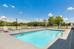 Una piscina al aire libre de temporada