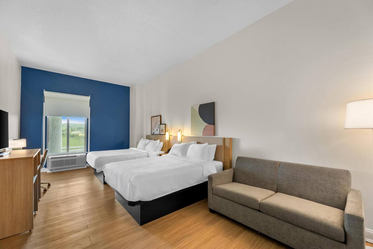 Habitación, varias camas | Ropa de cama de alta calidad, camas con pillow-top y escritorio 