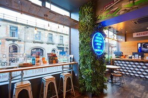 Lobby sitting area - St. Christopher's Inn Edinburgh - Hostel (Edinburgh)