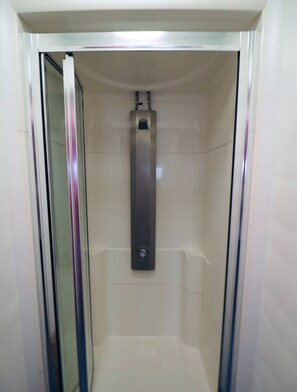 Shower, towels - St Christopher's Inn, Newquay - Hostel (Newquay)