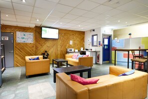 Serves breakfast, lunch, and dinner - St Christopher's Inn, Shepherd's Bush - Hostel (London)