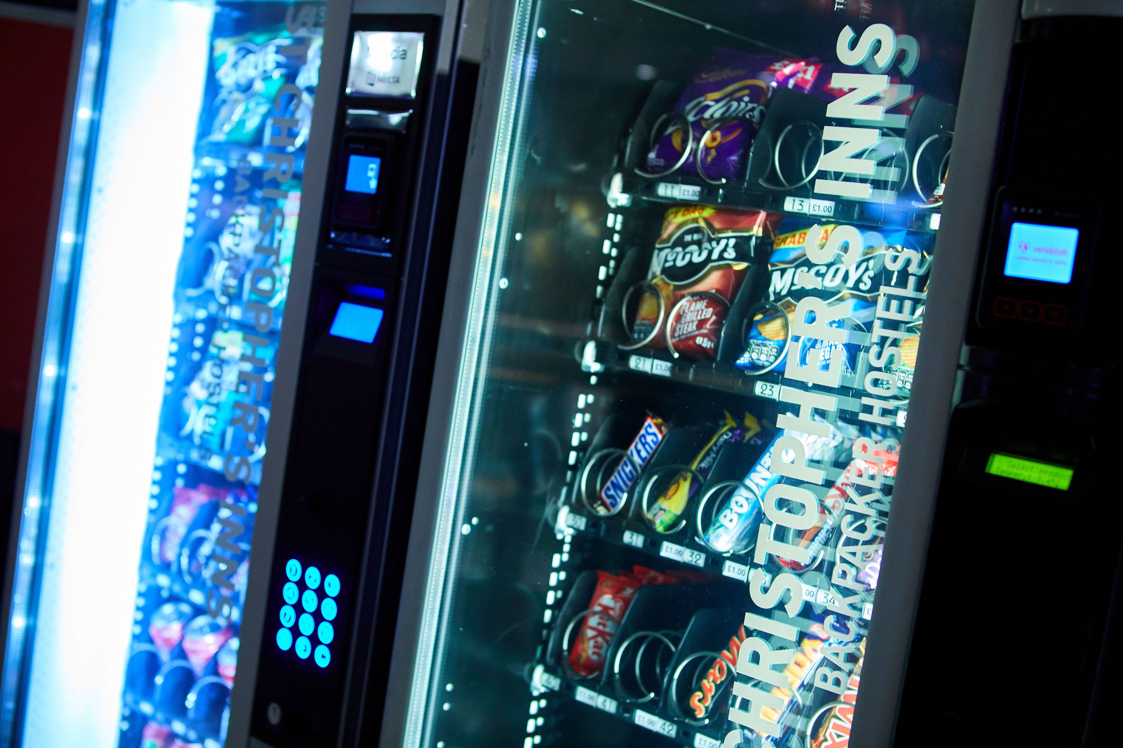 Un distributeur automatique proposant une variété de collations et de boissons.