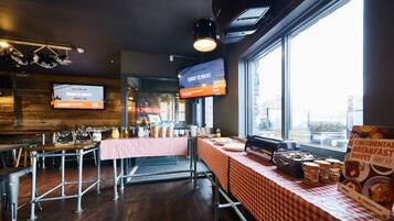 Daily buffet breakfast (GBP 5 per person)
