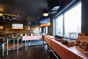 Desayuno buffet (GBP 5 por persona)