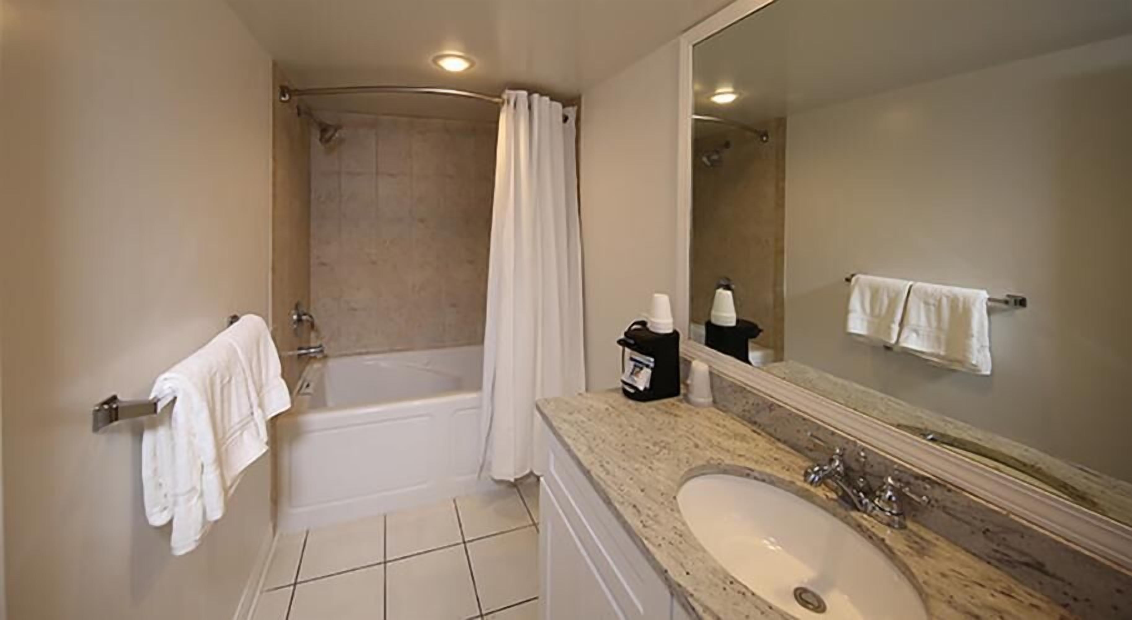 standard room, 1 king bed, fireplace | bathroom | free toiletries, hair dryer, towels