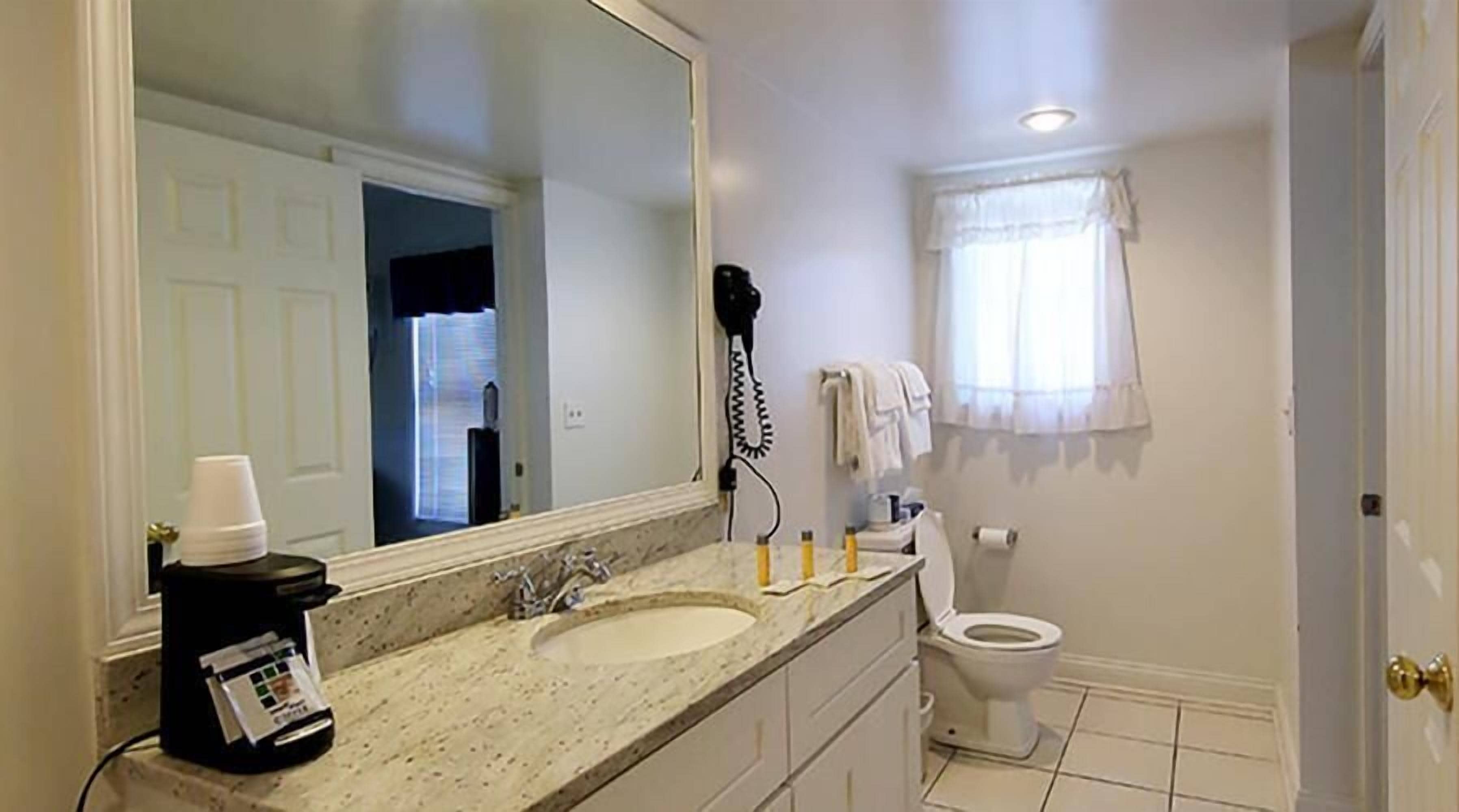 standard room, 1 king bed, fireplace | bathroom | free toiletries, hair dryer, towels