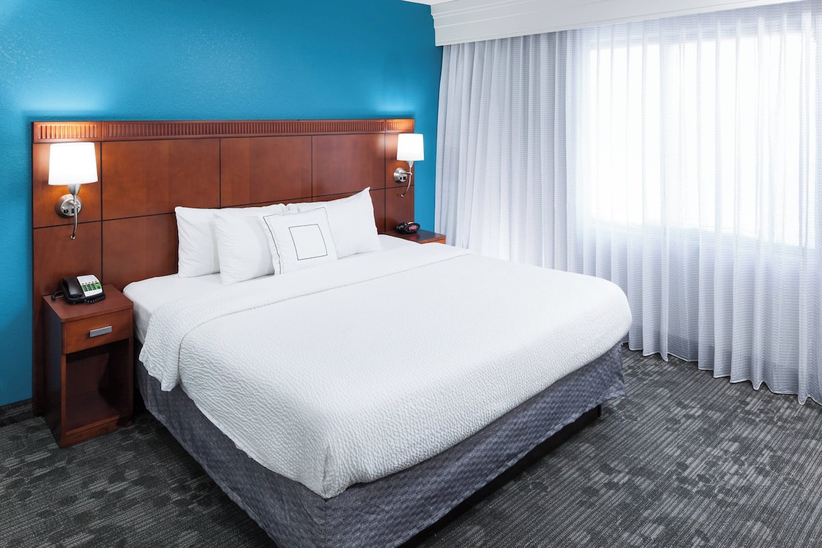 Suíte, 1 cama King e sofá-cama | Roupas de cama premium, individualmente mobiliados, escrivaninha