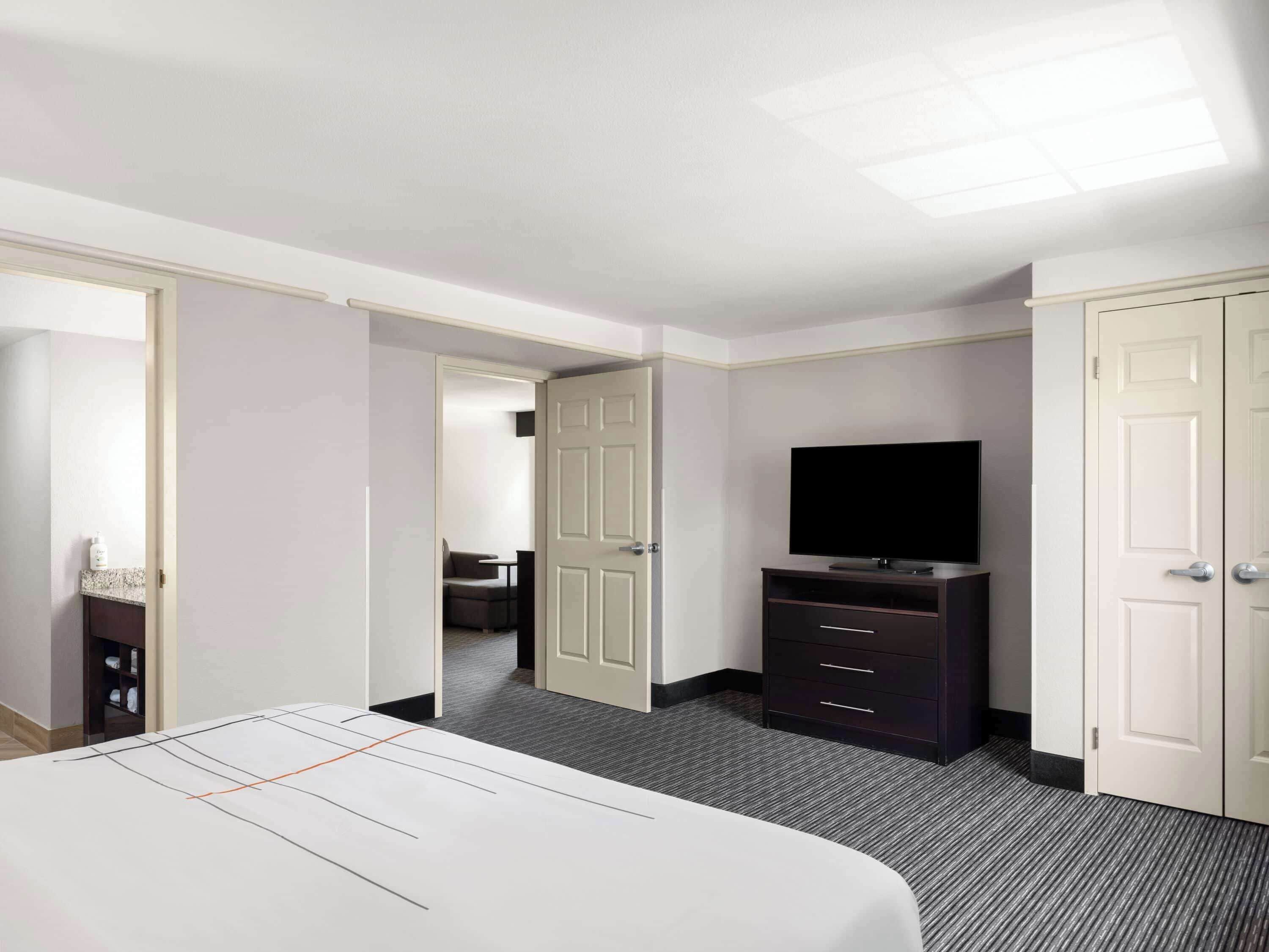 deluxe suite, 1 king bed, non smoking | premium bedding, desk, blackout curtains, iron/ironing board