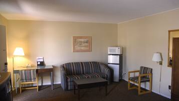 Suite – basic, 1 kingsize-seng med sovesofa | Oppholdsområde | TV