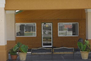 Property entrance - America's Best Inns & Suites (Emporia)