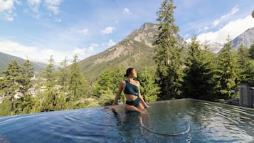 Salas de tratamiento para parejas, sauna y tina de hidromasaje