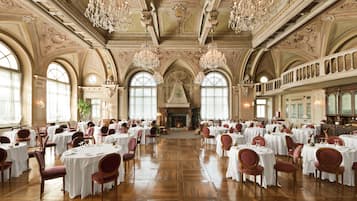 2 nhà hàng, phục vụ bữa tối