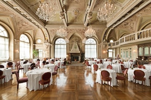 2 restaurants, dinner served