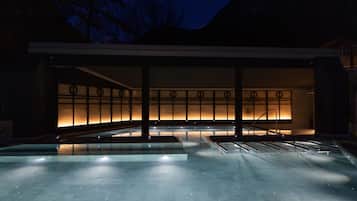 Salas de tratamiento para parejas, sauna y tina de hidromasaje