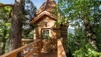 Couples treatment rooms, sauna, hot tub, steam room, hot springs