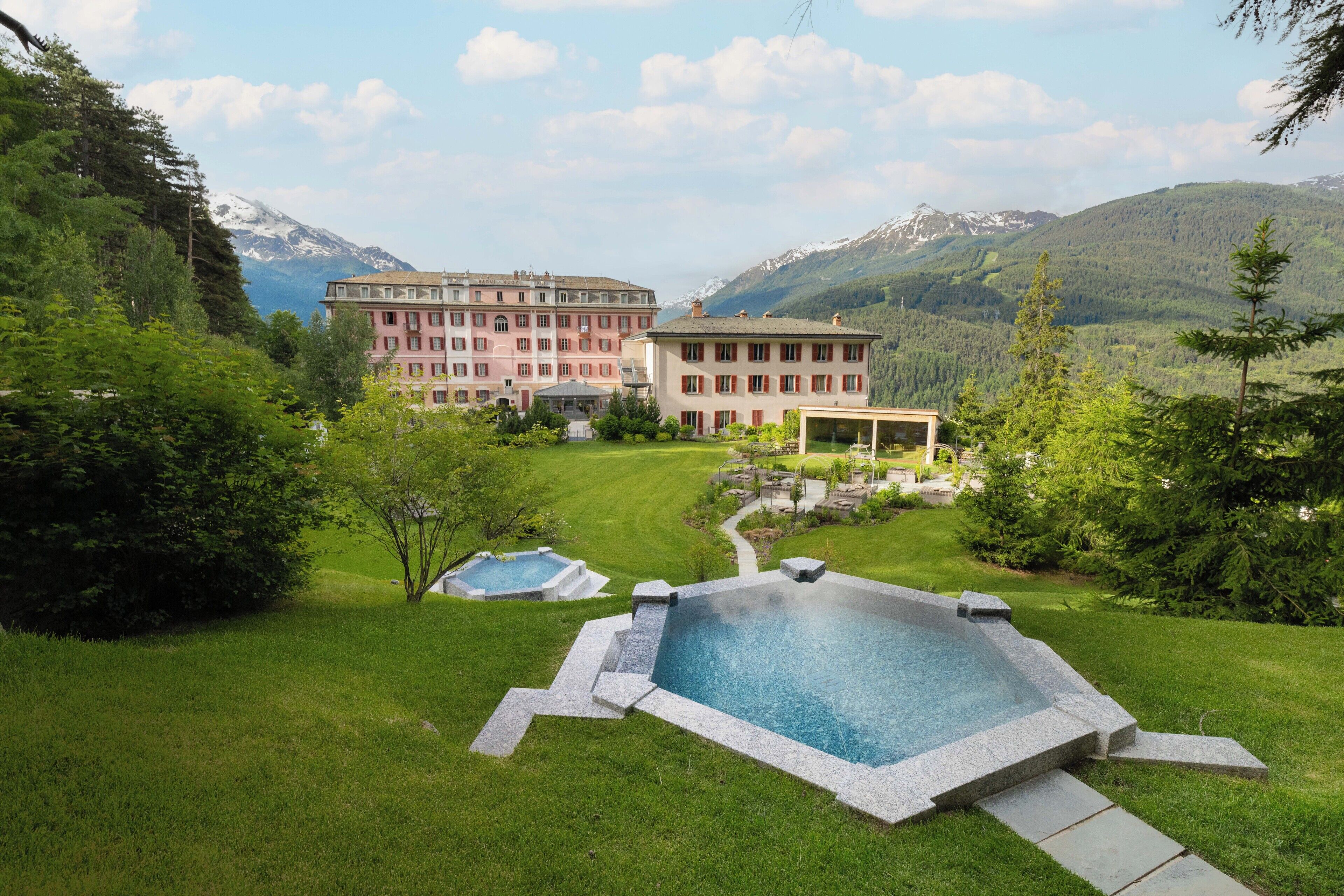 Couples treatment rooms, sauna, hot tub, steam room, hot springs