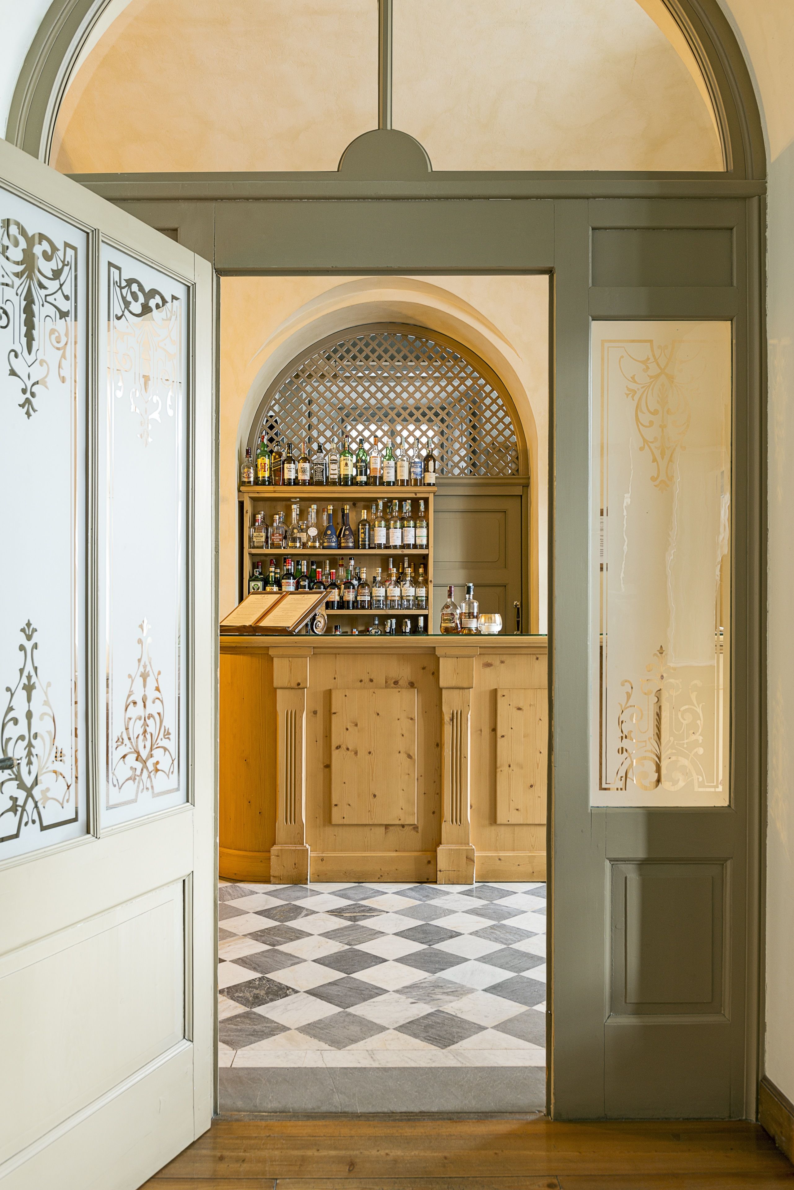 2 restaurants, dinner served