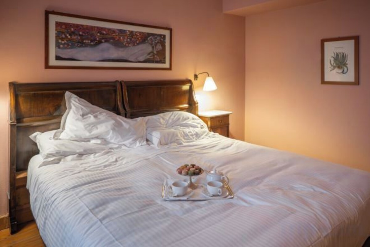 Egyptian cotton sheets, premium bedding, down duvets, minibar