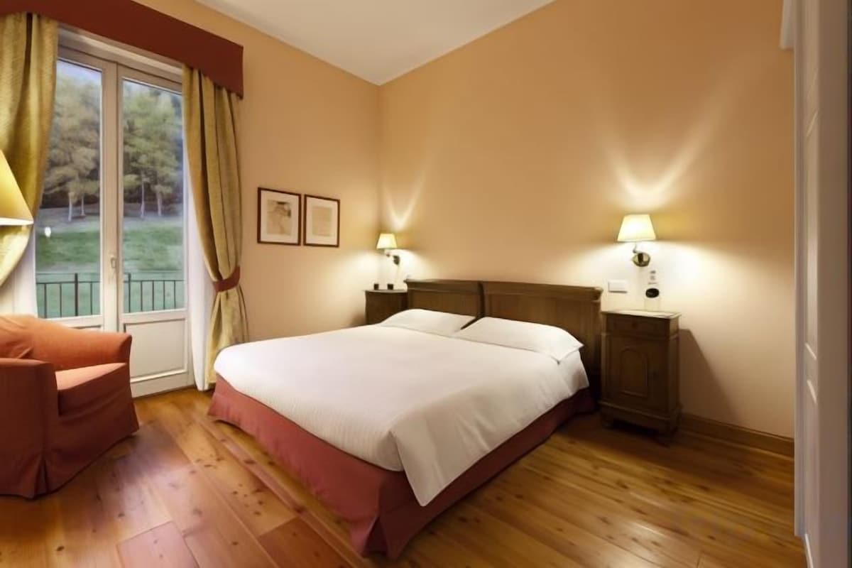 Egyptian cotton sheets, premium bedding, down comforters, minibar