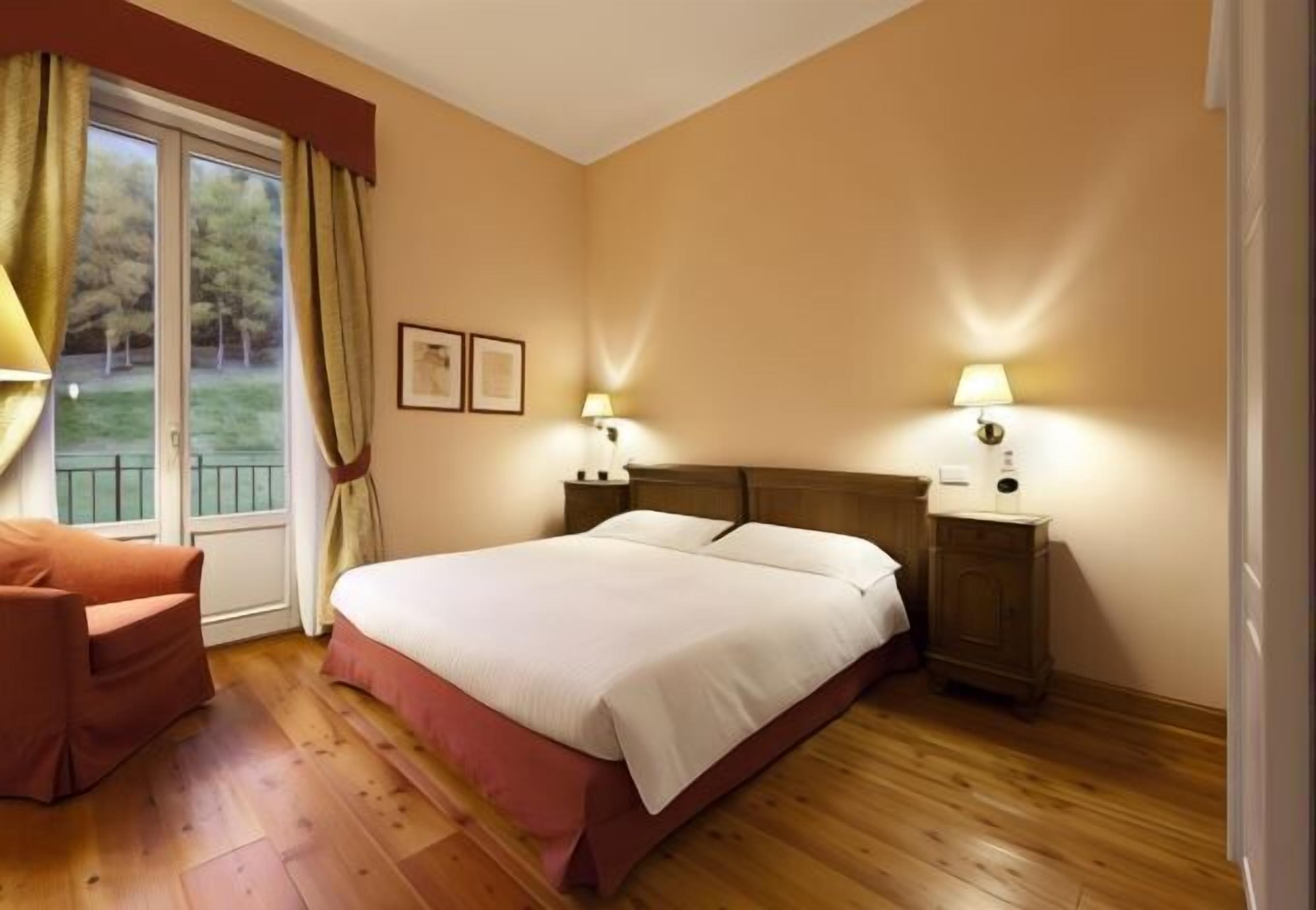 Egyptian cotton sheets, premium bedding, down comforters, minibar