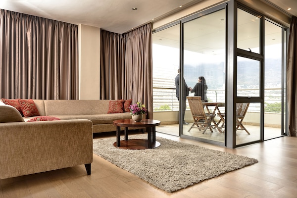 Executive Room | Living room | 32-inch flat-screen TV with satellite channels, TV
